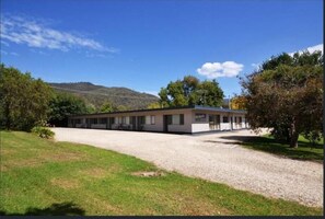 المنطقة المحيطة بالمنشأة