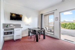 Family Room | Frette Italian sheets, premium bedding, pillowtop beds, desk - Kerang Valley Resort (Kerang)