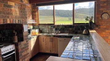Cottage tiện nghi đơn giản, 2 phòng ngủ | Bếp riêng | Tủ lạnh, lò vi sóng, bếp nấu, máy rửa bát