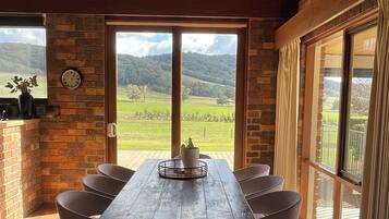 The Cottage (2 Bedrooms) | In-room dining