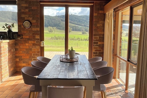 The Cottage (2 Bedrooms) | In-room dining