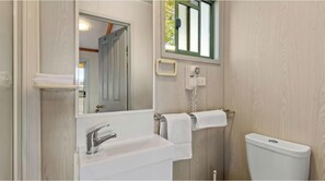 스탠다드 캐빈, 침실 2개 (Sleeps 5 Pet Friendly) | 욕실 | 무료 세면용품, 헤어드라이어, 타월, 비누