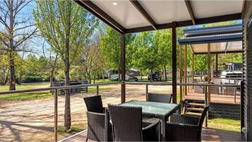 Deluxe 2 Bedroom Cabin - Sleeps 5 | Terrace/patio