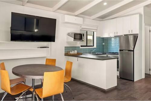 Deluxe 2 Bedroom Cabin - Sleeps 5 | In-room dining