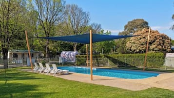 Piscina all'aperto, lettini