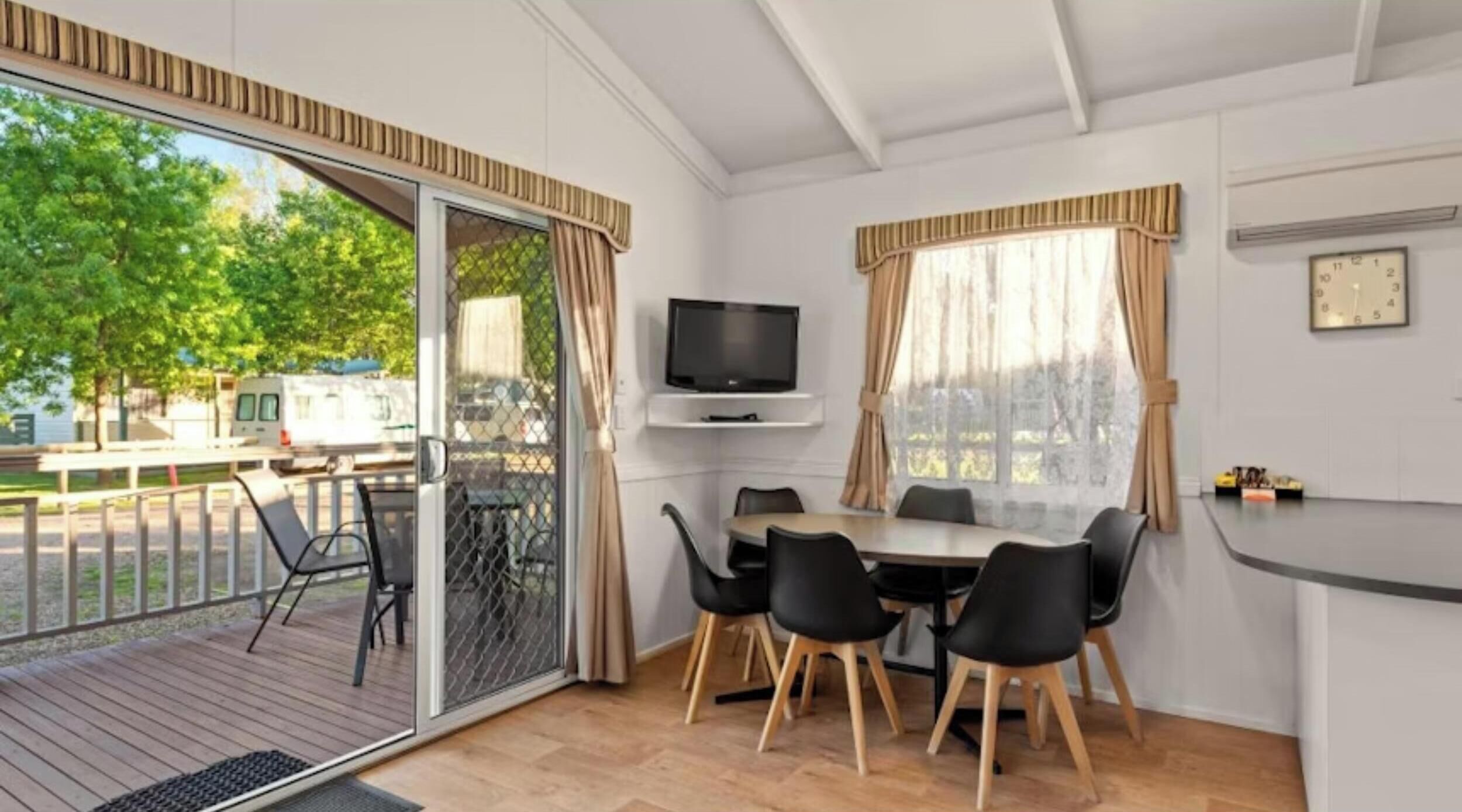 Superior 2 Bedroom Cabin - Sleeps 6 | In-room dining