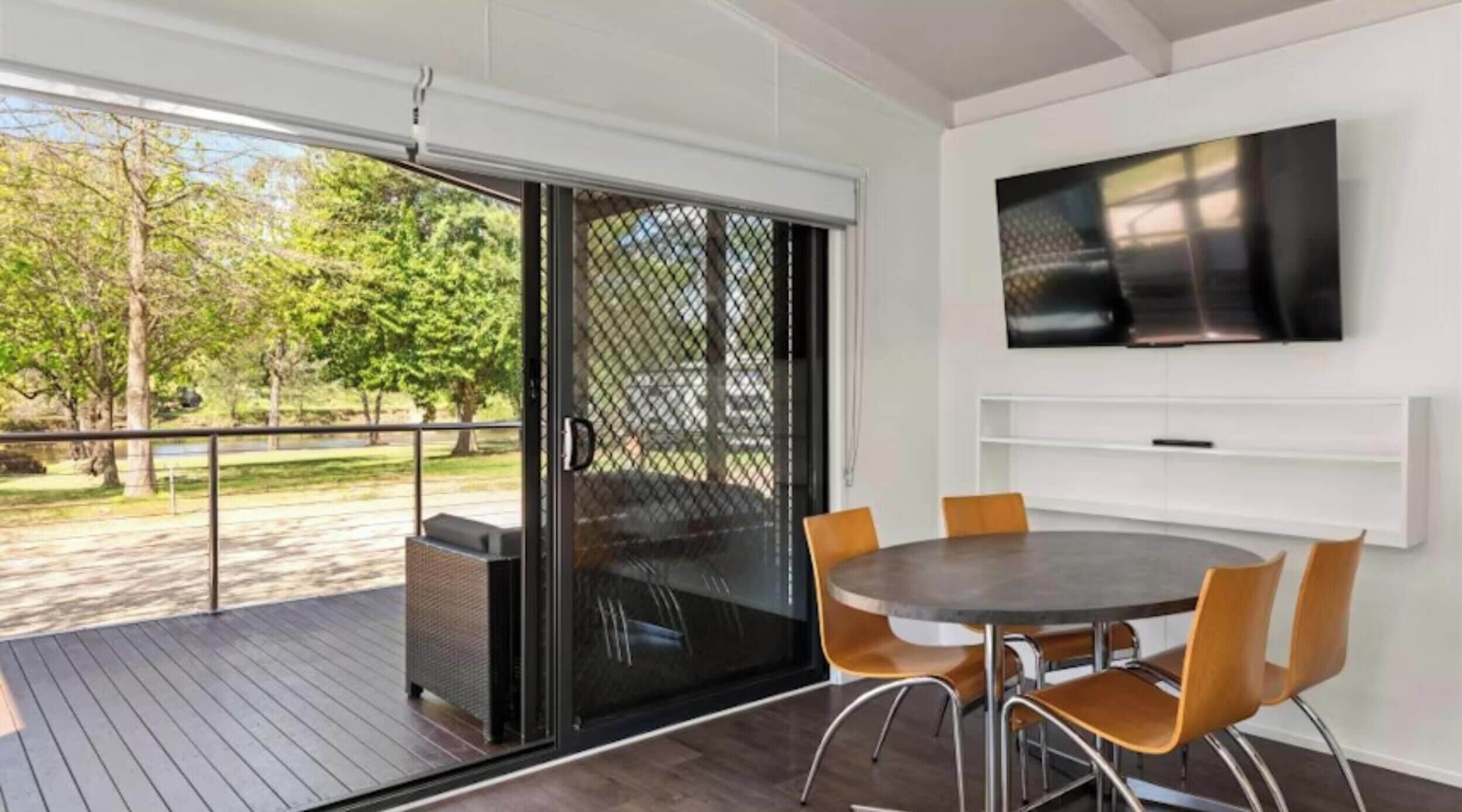 Deluxe 2 Bedroom Cabin - 2 Queen | In-room dining