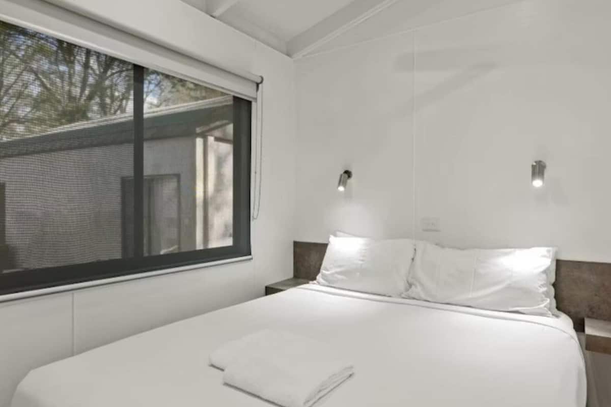 Economy 2 Bedroom Cabin Sleeps 4 (2Dbl) | Individually decorated, individually furnished, blackout drapes