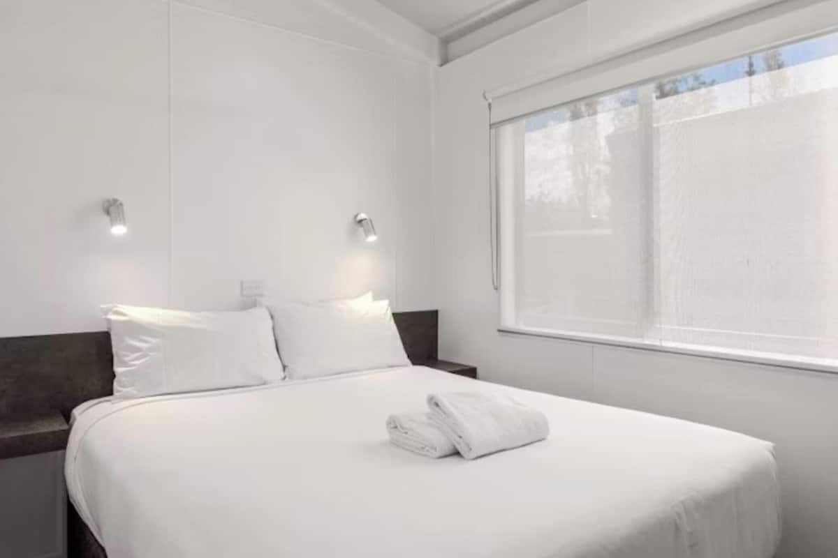 Deluxe 2 Bedroom Cabin - 2 Queen | Individually decorated, individually furnished, blackout drapes