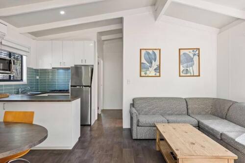 Deluxe 2 Bedroom Cabin - 2 Queen | Living area