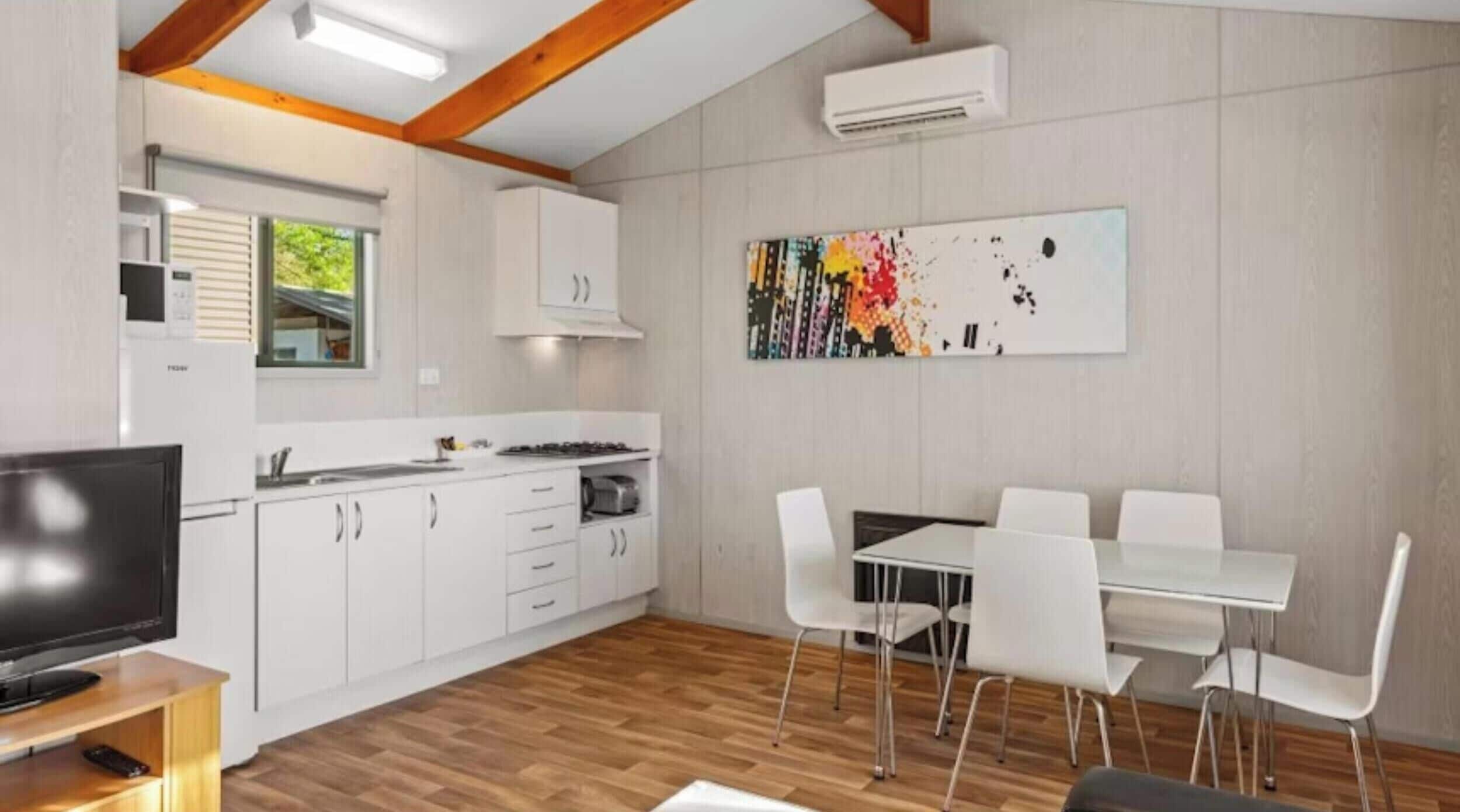 Standard 2 Bedroom Cabin - Sleeps 5 - Pet Friendly | In-room dining