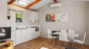Standard-Ferienhütte, 2 Schlafzimmer (Sleeps 5 Pet Friendly) | Essbereich im Zimmer