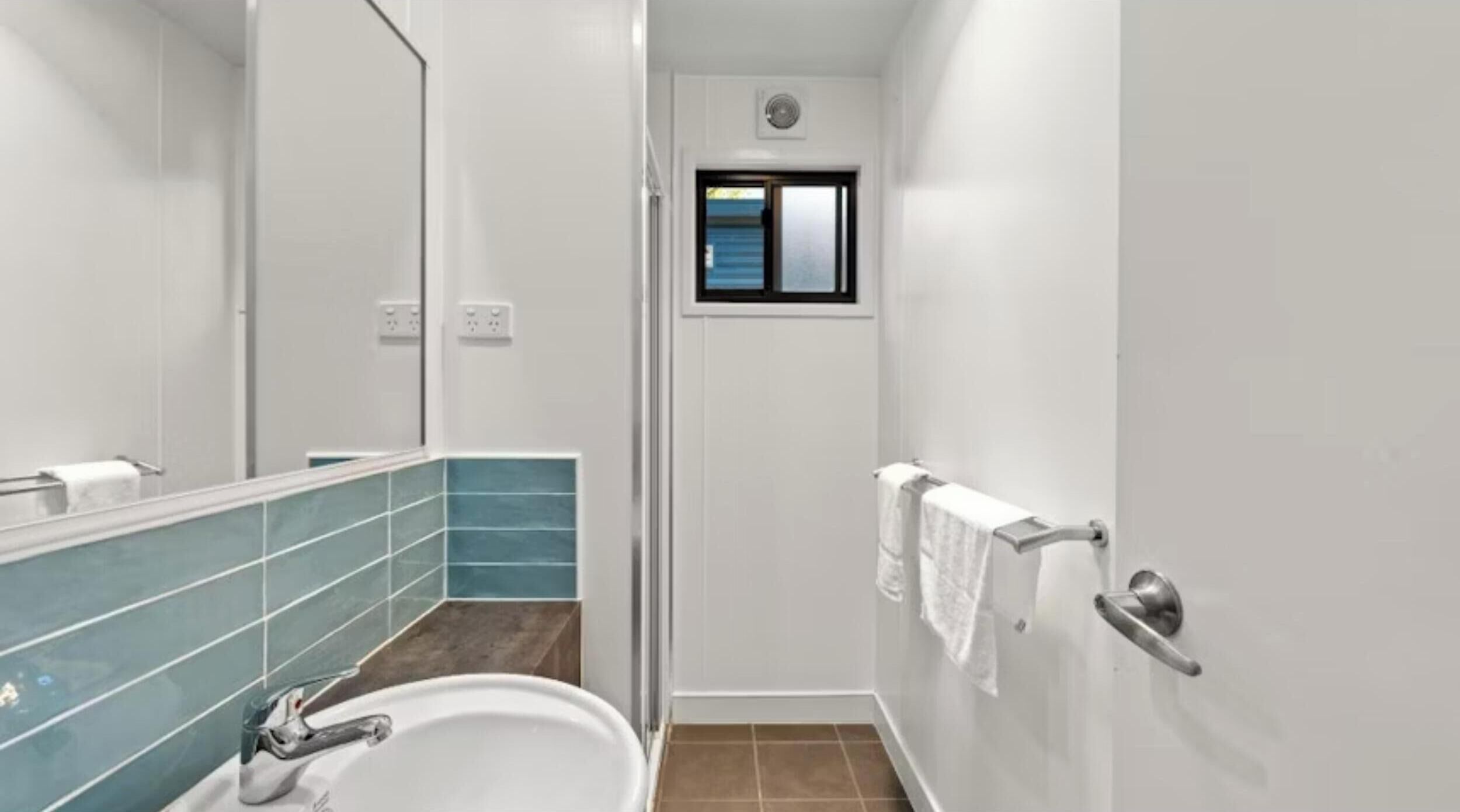 Deluxe-mökki, 2 makuuhuonetta (Sleeps 5) | Kylpyhuone | Ilmaiset hygieniatuotteet, hiustenkuivaaja, pyyhkeet, saippua