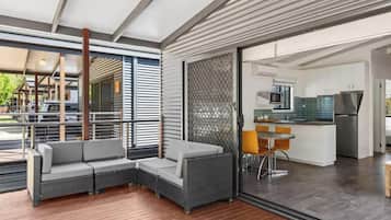 Deluxe-Ferienhütte, 2 Schlafzimmer (2 Queen) | Terrasse/Patio