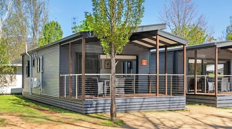 Deluxe 2 Bedroom Cabin - Sleeps 5 | Individually decorated, individually furnished, blackout drapes