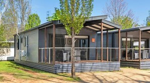 디럭스 캐빈, 침실 2개 (Sleeps 5) | 각각 다른 스타일의 인테리어, 각각 다르게 가구 비치, 암막 커튼, 무료 WiFi