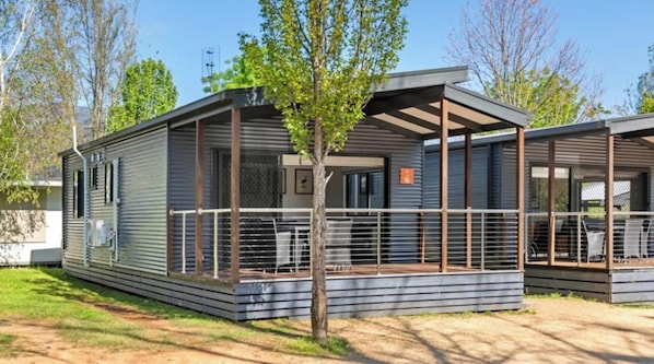 Deluxe-Ferienhütte, 2 Schlafzimmer (Sleeps 5) | Individuell dekoriert, individuell eingerichtet, Verdunkelungsvorhänge