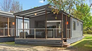 Deluxe 2 Bedroom Cabin - 2 Queen