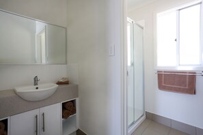Shower, hair dryer, towels - Brighton Beachfront Holiday Park (Kingston Park)