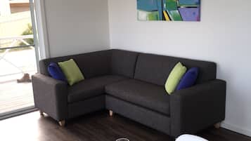 Seabreeze Villa – Sleeps 6 | Living area