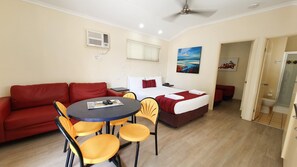 Villa, 1 habitación | Área de sala de estar | Televisión de pantalla plana de 34 pulgadas con canales digitales 