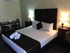 Executive Room, Non Smoking (Executive Suite) | Desk, soundproofing, iron/ironing board, free WiFi - Country Plaza Motor Inn (West Mackay)