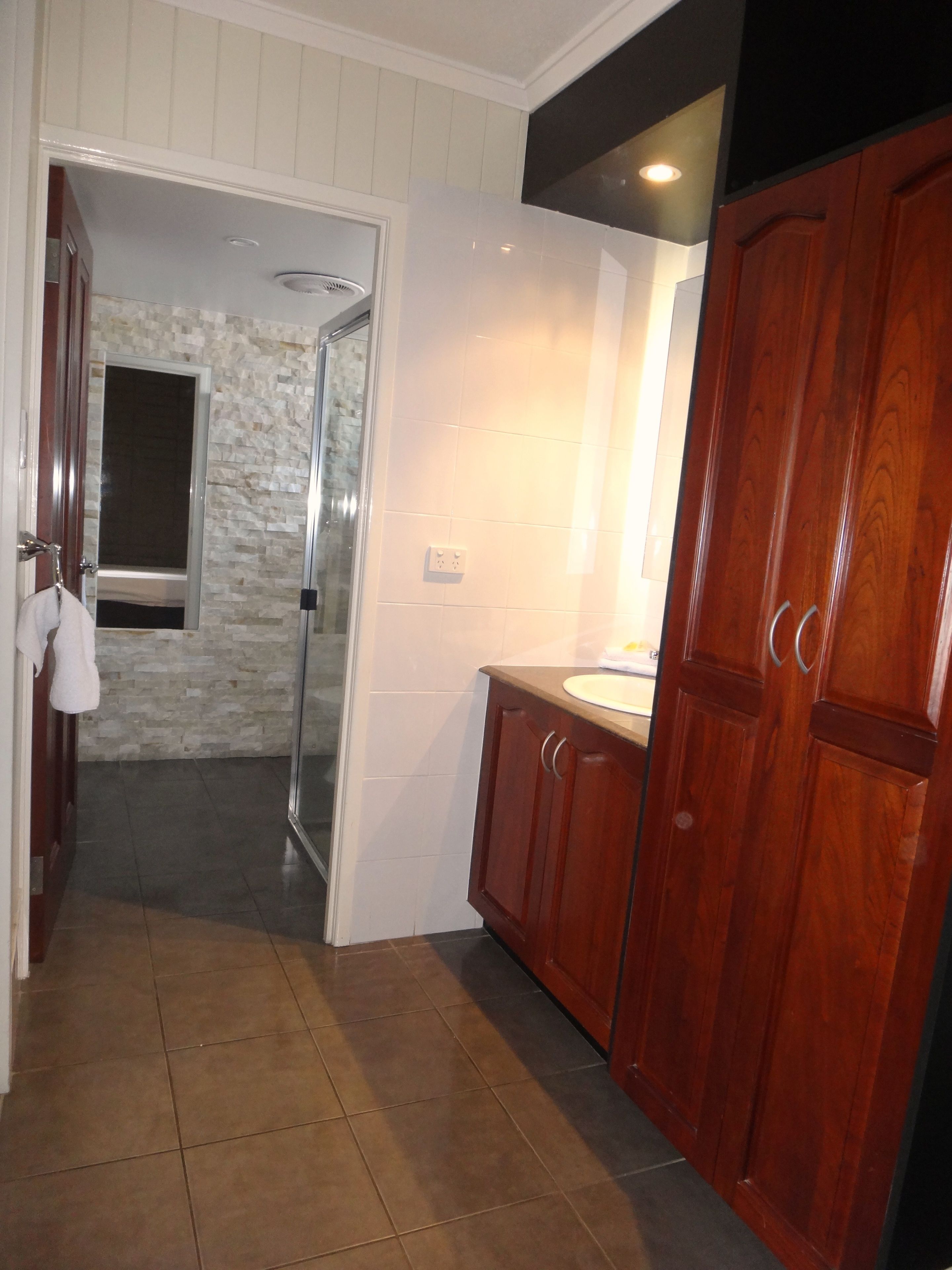 Shower, rainfall showerhead, free toiletries, towels
