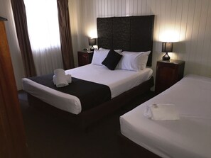 Desk, soundproofing, iron/ironing board, free WiFi - Country Plaza Motor Inn (West Mackay)