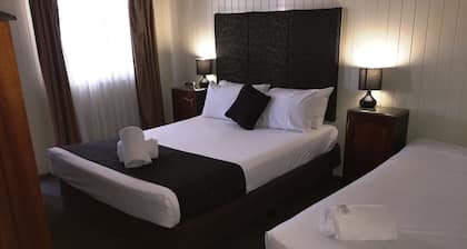 Country Plaza Motor Inn