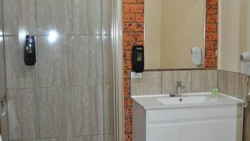 Deluxe Family Room | Bathroom | Shower, hair dryer, towels