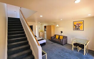 Tabla de planchar con plancha, wifi gratis y ropa de cama 