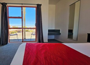 Iron/ironing board, free WiFi, bed sheets - Valdez Motor Lodge (Hastings)