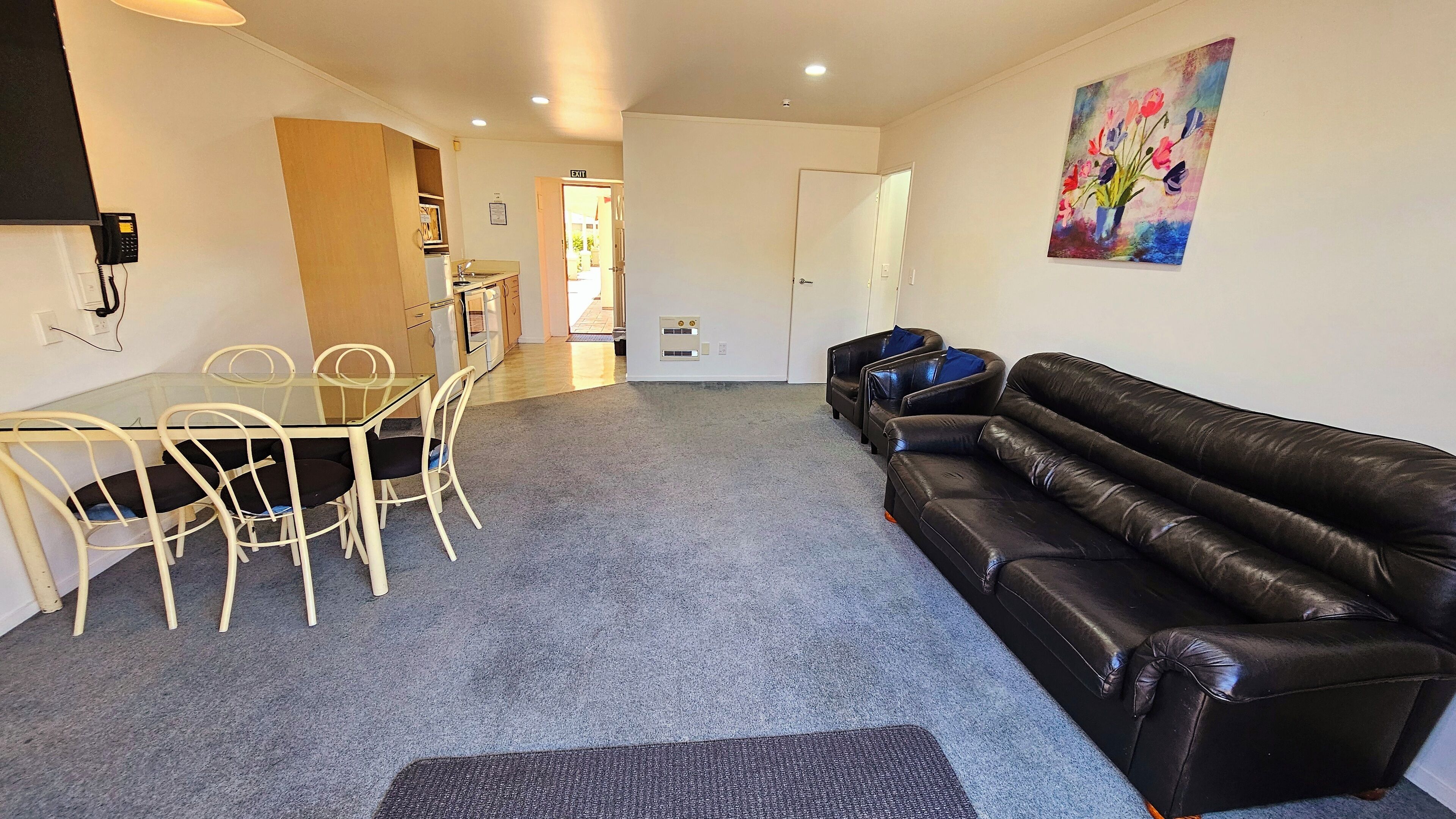 standard suite, 2 bedrooms (unit) | living area | tv