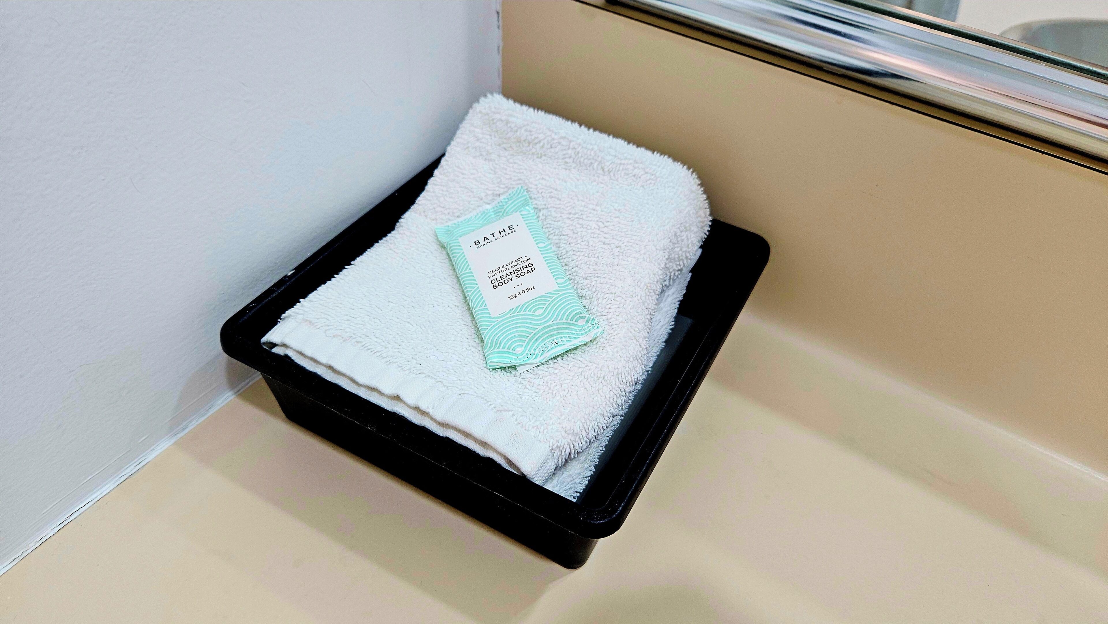 business studio | bathroom | shower, hair dryer, towels