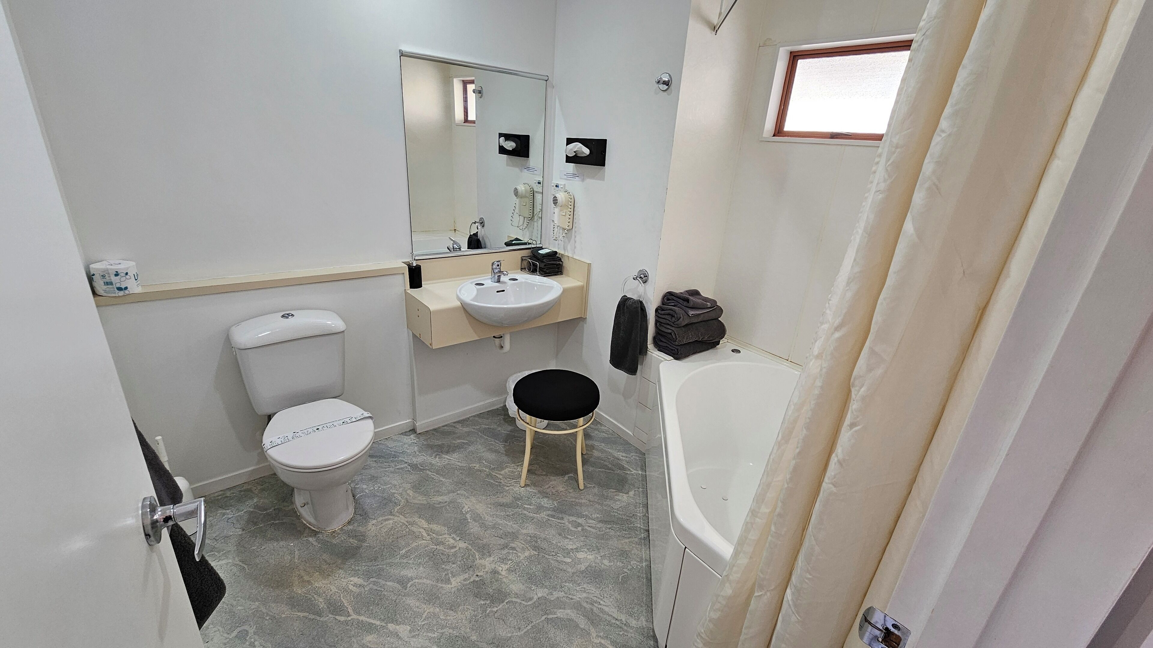 standard suite, 1 bedroom (large) | bathroom | shower, hair dryer, towels