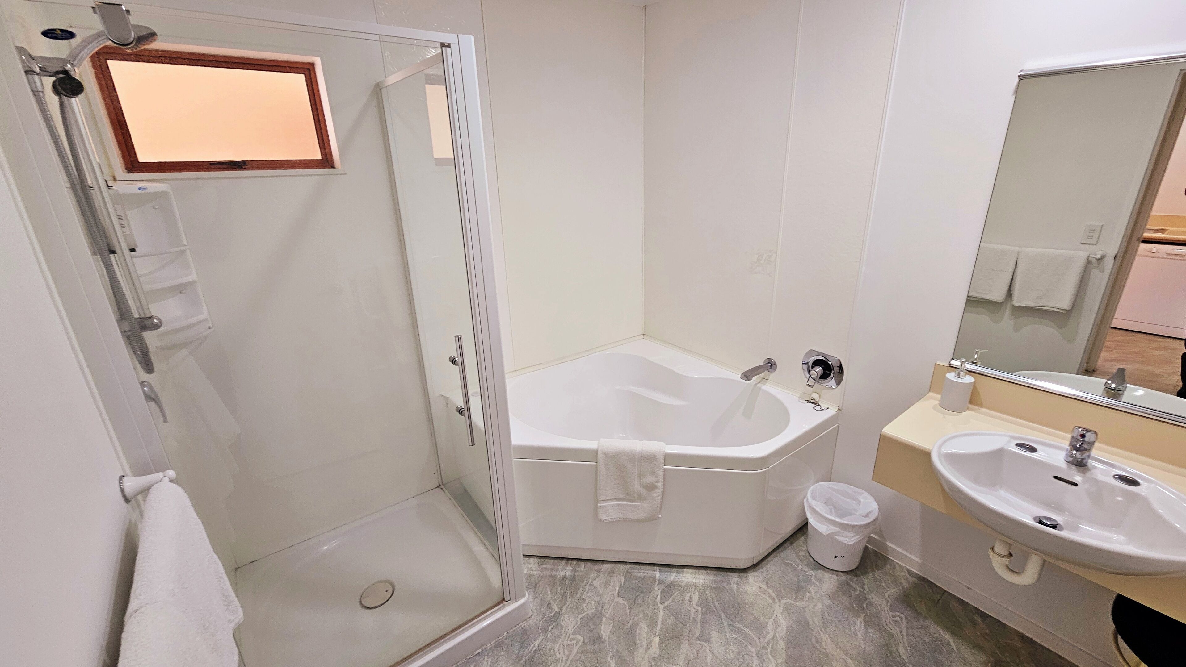 standard suite, 2 bedrooms (unit) | bathroom | shower, hair dryer, towels