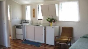 Suíte standard, 1 quarto, para não fumantes, cozinha (KING BED unit) | Cozinha privada | Cafeteira/chaleira, geladeira, micro-ondas, cooktop