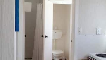 Standard Suite, 1 Bedroom, Non Smoking, Kitchen (KING BED unit) | Bilik Mandi | Pancuran mandi, pengering rambut, tuala disediakan