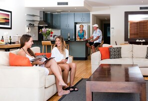 Flat-screen TV - Colonial Resort Noosa (Noosaville)