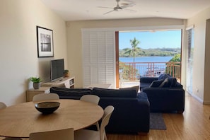 Apartamento, 3 habitaciones, 2 baños, vistas al río | Zona de estar | Una televisión de pantalla plana