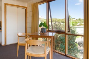 Suíte premier, 1 cama Queen, vista para o oceano | Individualmente decorados, individualmente mobiliados