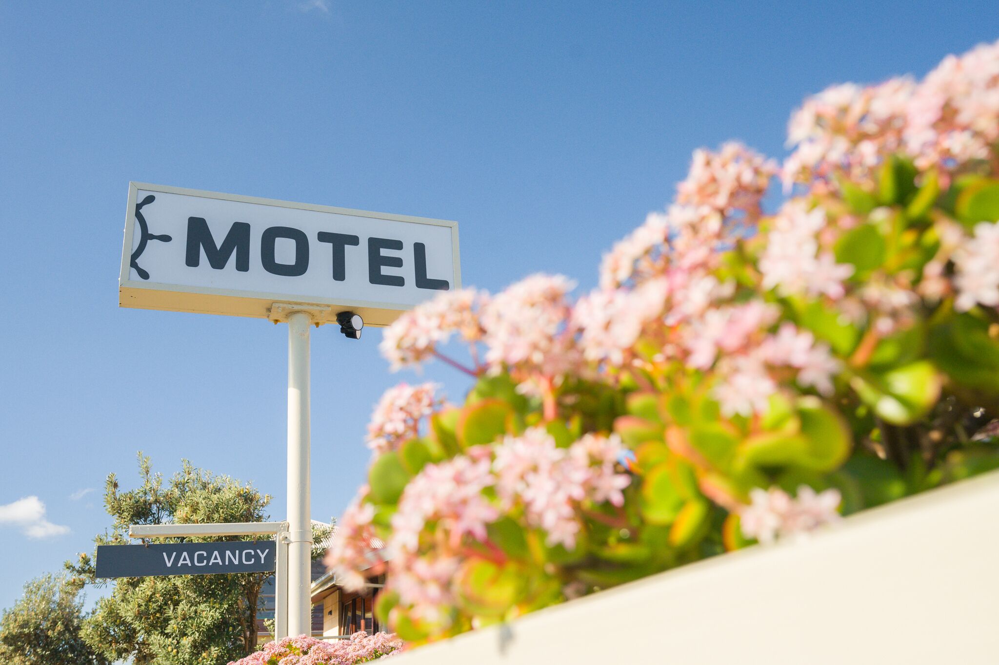 A motel sign with a vacancy sign below it.