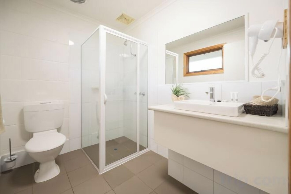 Salle de bain | Douche, articles de toilette gratuits, sèche-cheveux
