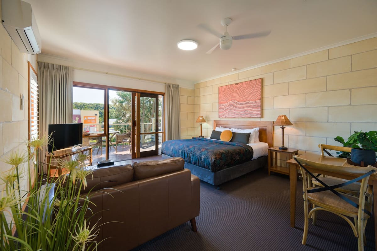 Suite, 1 kingsize bed | Individueel gedecoreerd, individueel gemeubileerd, geluiddichte muren