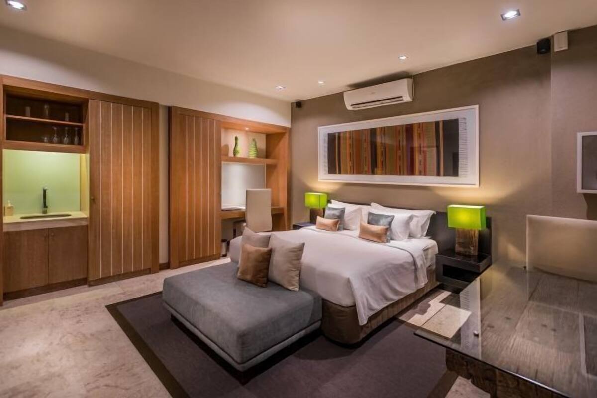 Down duvets, in-room safe, desk, blackout curtains