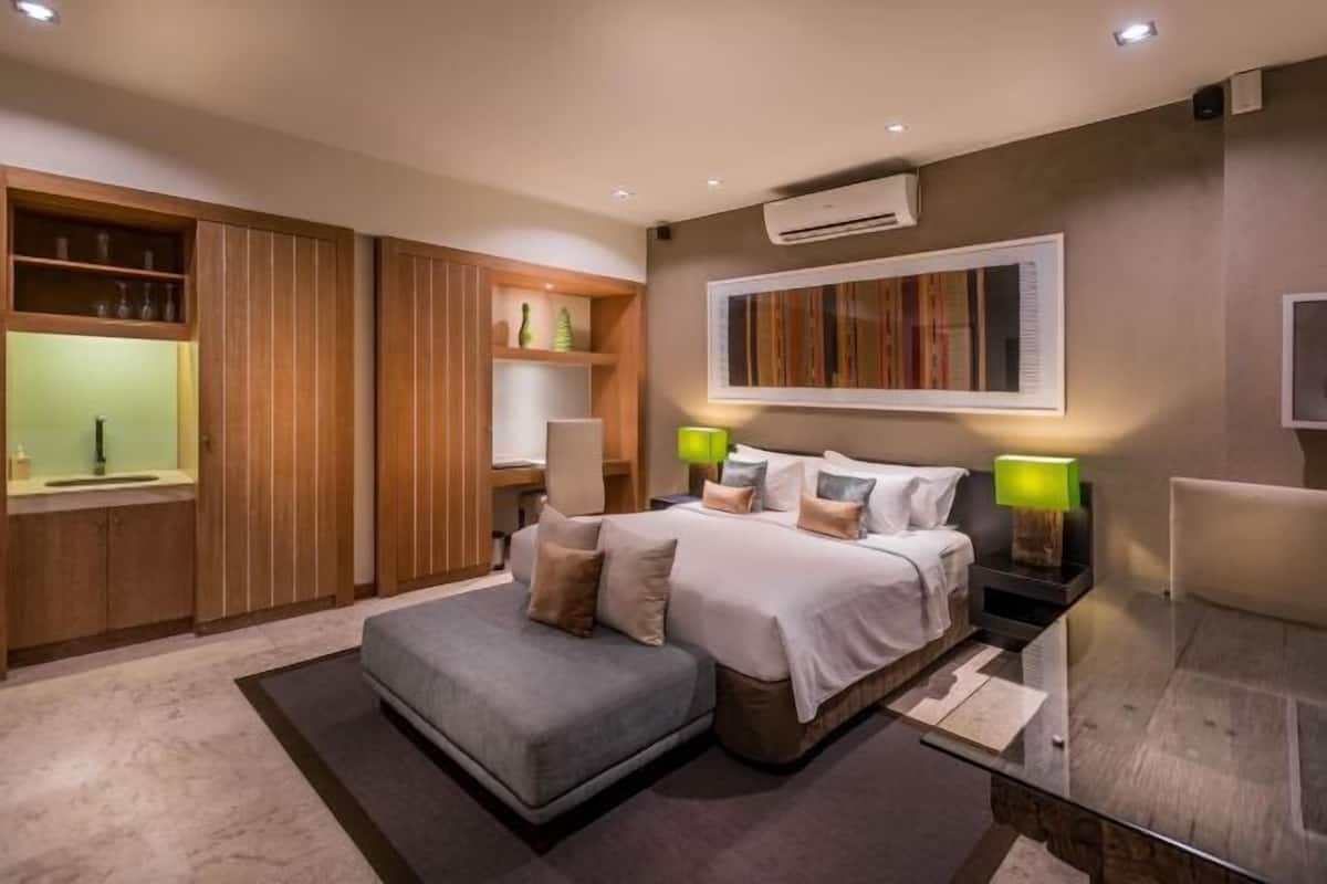 Edredón, caja de seguridad en la habitación y escritorio