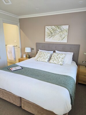 Premium Studio, 1 King Bed, Bay View, Beachside | Premium bedding, down comforters, individually decorated - On The Terrace Stanley (Stanley)