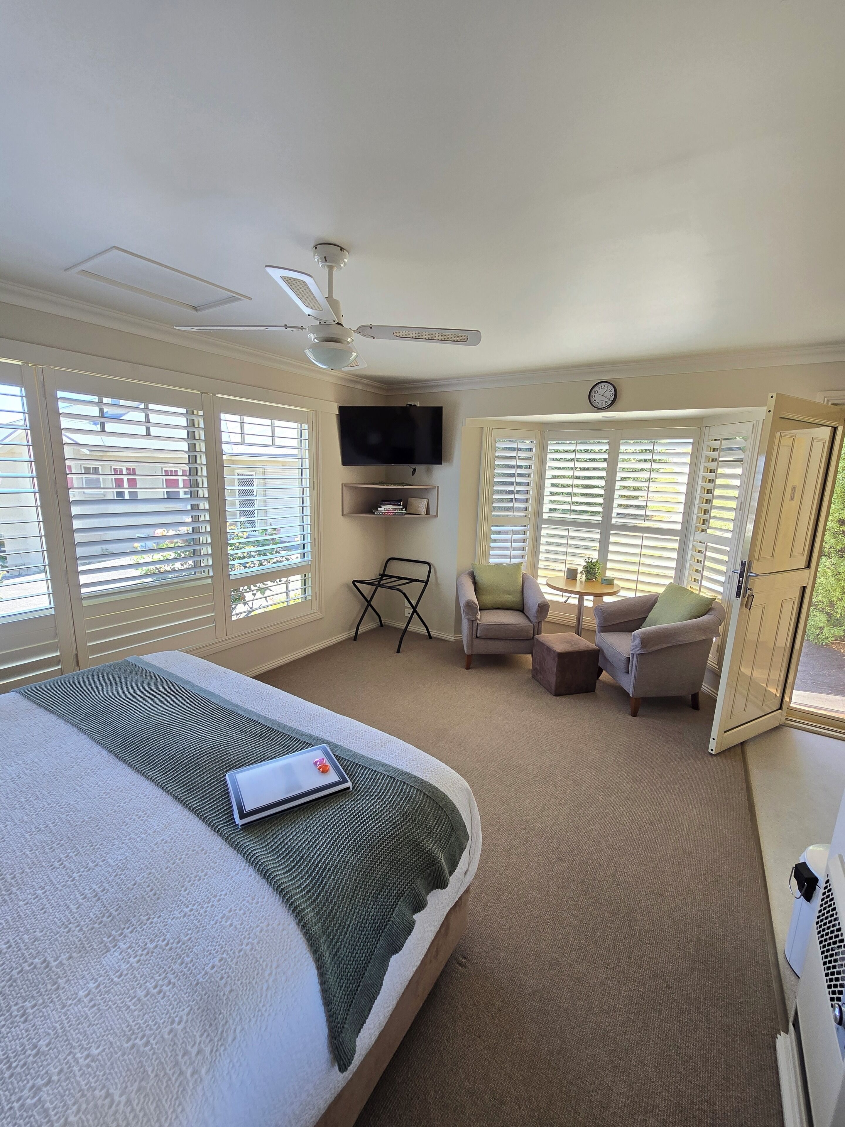 Premium Studio, 1 King Bed, Bay View, Beachside | Living area