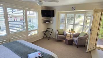 Premium Studio, 1 King Bed, Bay View, Beachside | Living area