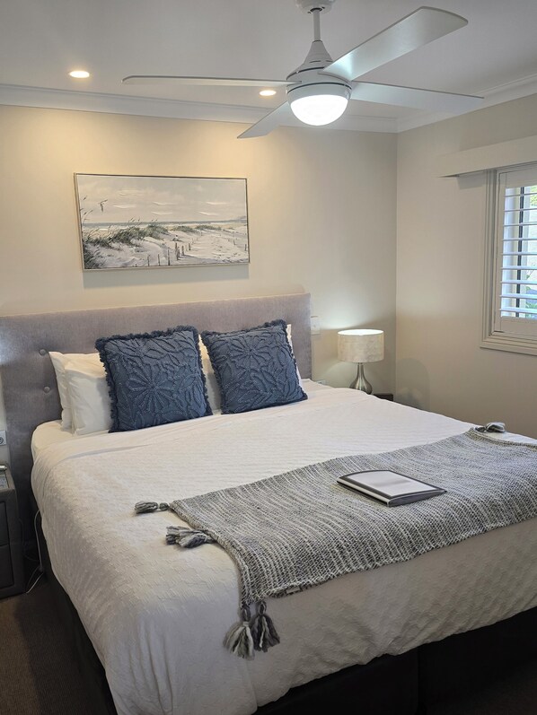 Premium Apartment, 1 King Bed, Bay View, Beachside